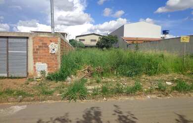 Imagem 3: Lote/Terreno amplo com 424 metros quadrados, totalmente plano e em excelente localização