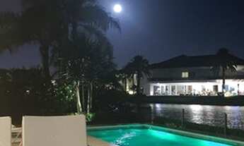 Imagem 3: Belíssimo Sobrado totalmente decorado e mobiliado com 5 suítes em condomínio fechado em Xa