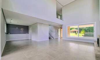 Imagem 2: Casa em condomínio com quatro suítes sendo tres na parte superior e uma no térreo