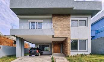 Imagem 6: Casa em condomínio com quatro suítes sendo tres na parte superior e uma no térreo