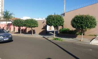 Imagem: Casa com piscina em frente o condomínio