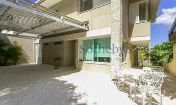 Imagem: Casa ensolarada com vista para o verde