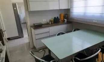 Imagem 6: Apartamento reformado com 212m² de área útil, 4 dormitórios sendo 2 suítes, 4 vagas