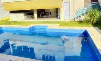 Imagem 2: Casa de condomínio para venda tem 304 metros quadrados com 4 suítes