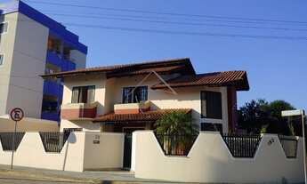 Imagem: Casa com piscina no Rau