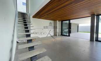 Imagem 6: Casa de condomínio para venda possui 394 metros quadrados com 5 quartos