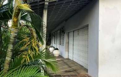 Imagem 2: Casa para venda possui 341 metros quadrados com 3 quartos em Costa Azul - Salvador - BA