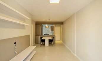 Imagem 2: Apartamento para venda possui 63 metros quadrados com 2 quartos em Pantanal - Florianópoli