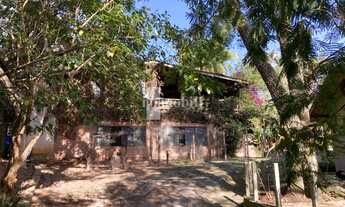 Imagem 6: Casa em condomínio com amplo terreno com mais 2 casas construídas