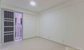 Imagem 2: Metrô próximo, Portaria 24h, Apartamento com 2 quartos (1 suíte), 2 banheiros, 2 vagas à v