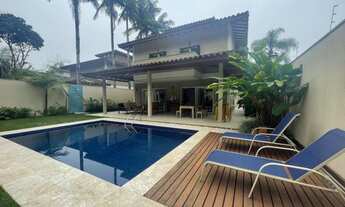 Imagem: Sobrado com 5 suítes e piscina no canto