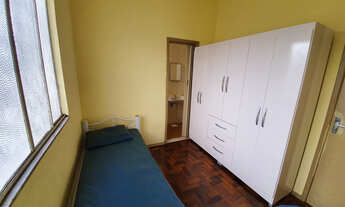 Imagem 6: Quarto amplo, claro e mobiliado em ambiente organizado, limpo, tranquilo e arejado