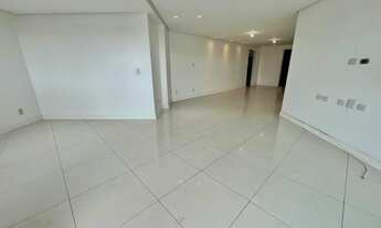 Imagem 4: Apartamento com 3 suítes, ampla varanda, 3 vagas de garagem próximo da praia