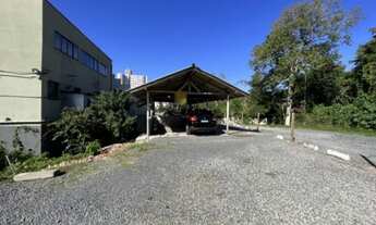 Imagem 4: Terreno comercial com 150m², pronto para lavação e manutenção de veículos na rua Amazonas