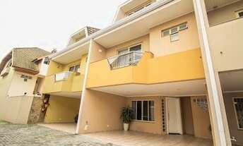 Imagem: Triplex em condomínio com espaço de churrasqueira