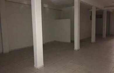 Imagem 6: Loja comercial localizada em avenida de grande fluxo de veículos e pessoas com aproximadam