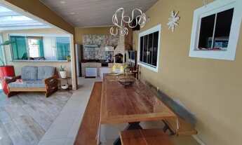 Imagem: Linda casa à beira-rio com 2 quartos, piscina