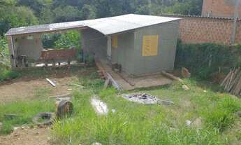 Imagem 3: Terreno com uma pequena casa