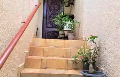 Imagem 4: LAR DOCE LAR CASA COM UMA SENSACIONAL VARANDA COM VISTA PARA PRAÇA E EDÍCULA À VENDA EM A