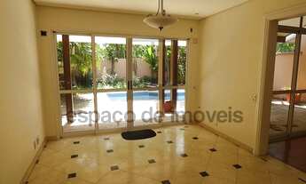 Imagem 7: Muito espaço, jardim e piscina nessa casa cercada de verde