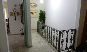 Imagem 3: 2 salas em casa de espaços voltados à saúde e bem estar, com copa, banheiros, ar condic