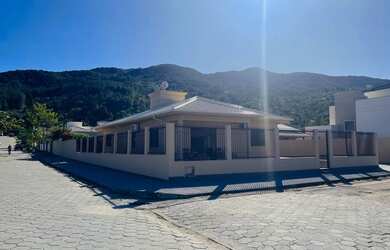 Imagem 3: Casa à venda na Fazenda da Armação, 4 dormitórios, piscina e mais de 500 m² de terreno