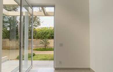 Imagem 6: Casa moderna e nova no coração do Gramado