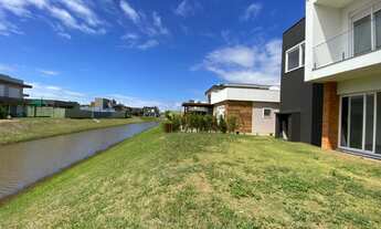 Imagem 2: Sobrado composto de 4 suítes, beira lago... Leia a Descrição