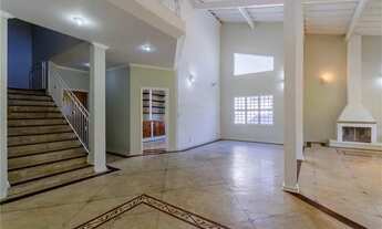 Imagem 3: A casa tem varanda, 5 quartos - 586 m² a venda em condomínio Moinho de Vento por R$ 1.850