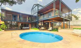 Imagem: Casa com projeto de Carlos Bratker com infraestrutura