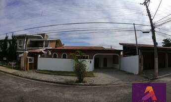 Imagem 2: Casa Térrea extremamente charmosa no Condomínio Jardim das Colinas, bem próxima a praça ce