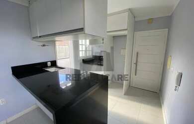 Imagem 4: Apartamento de 1 dormitório totalmente reformado, living 2 ambientes, piso porcelanato.CÓD