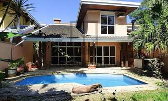 Imagem: Muito espaço, jardim e piscina nessa casa