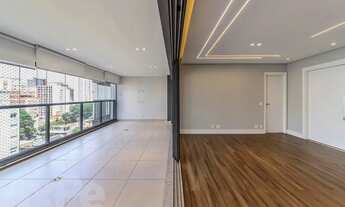 Imagem 13: Apartamento com planta ampla, reforma atual e lazer completo em localização vibrante, em P