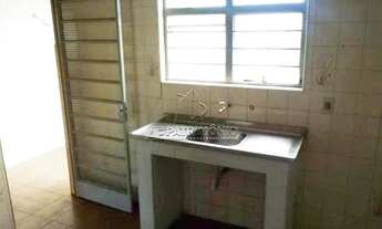 Imagem 2: Casa térrea com sala de estar, cozinha, banheiro social, 2 dormitórios, área de serviço e