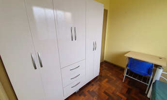 Imagem: Quarto amplo, claro e mobiliado em ambiente