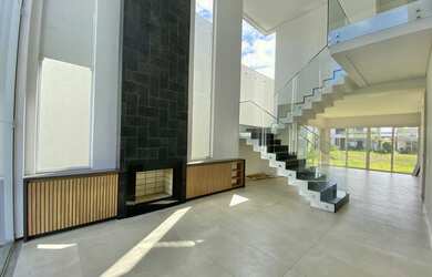 Imagem 4: Sobrado composto de 4 suítes, beira lago... Leia a Descrição