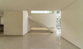 Imagem 4: Casa moderna e nova no coração do Gramado