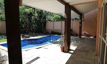 Imagem 3: Muito espaço, jardim e piscina nessa casa cercada de verde