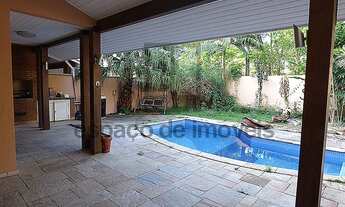 Imagem 2: Muito espaço, jardim e piscina nessa casa cercada de verde