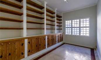 Imagem 6: A casa tem varanda, 5 quartos - 586 m² a venda em condomínio Moinho de Vento por R$ 1.850