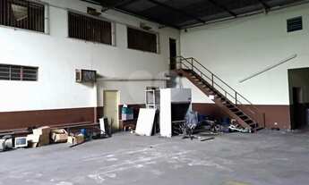 Imagem: Galpão com vários conjuntos, no bairro