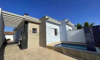 Imagem: Casa charmosa com piscina e jardim lado