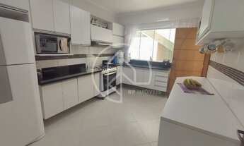 Imagem: Casa duplex com 4 quartos sendo 1 suíte