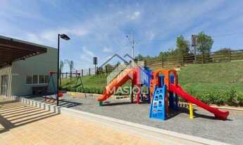 Imagem 2: Terreno raro com privacidade total, vista aberta e opção para construir 3 pavimentos!