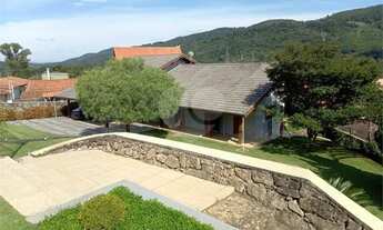 Imagem 3: Casa com 3 suítes e com piscina a venda próximo ao centro de Mairiporã-SP