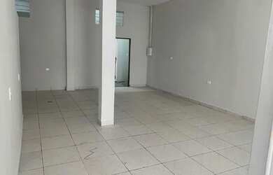 Imagem 3: Loja comercial localizada em avenida de grande fluxo de veículos e pessoas com aproximadam