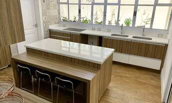 Imagem 2: Belíssima casa isolada com quintal e lazer total em estilo Neoclássico com fino acabamento