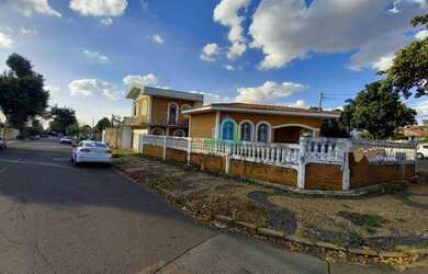 Imagem 2: Excelente casa c/ 04 dormitórios, suíte e 05 vagas de garagem - Jardim Chapadão