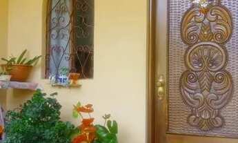 Imagem 2: LAR DOCE LAR CASA COM UMA SENSACIONAL VARANDA COM VISTA PARA PRAÇA E EDÍCULA À VENDA EM A